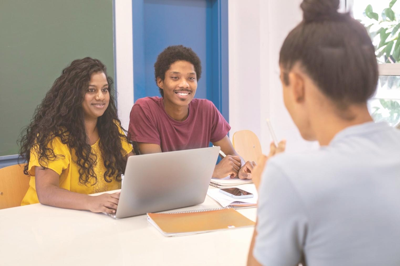 Moderne Lernumgebung mit interaktiven Arbeitsbereichen